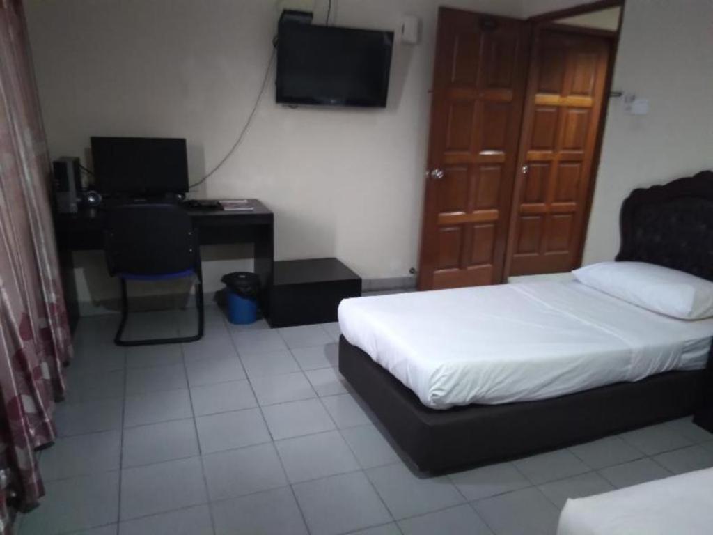 Oyo 90376 Centre Point Hotel Лимбанг Екстериор снимка