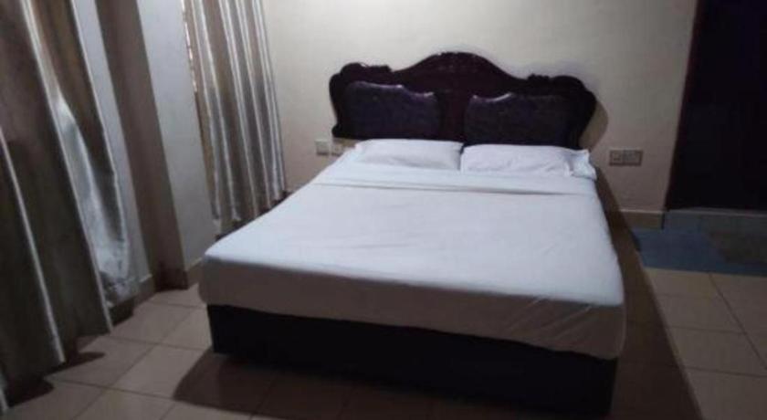 Oyo 90376 Centre Point Hotel Лимбанг Екстериор снимка