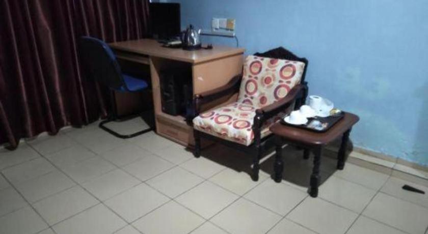 Oyo 90376 Centre Point Hotel Лимбанг Екстериор снимка