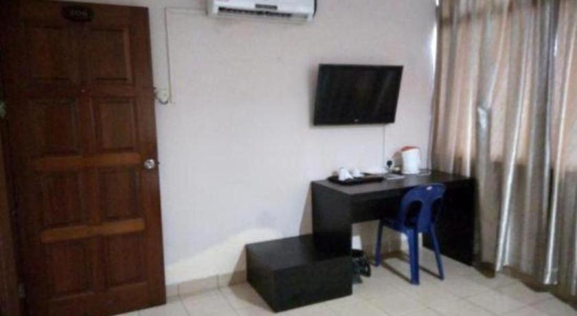 Oyo 90376 Centre Point Hotel Лимбанг Екстериор снимка